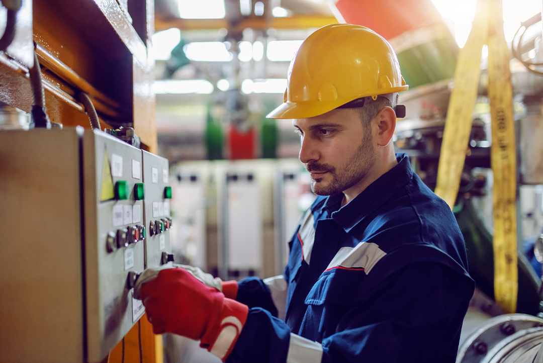 técnico de automação industrial mexendo em um equipamento.