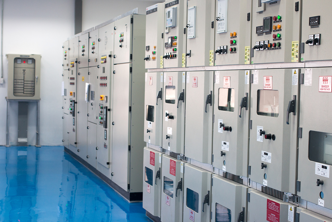 painéis elétricos lado a lado em indústria.